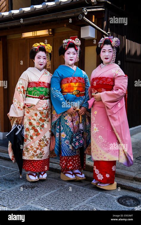 Traditionally Dressed Geishas Kyoto Japan Stock Photo Alamy