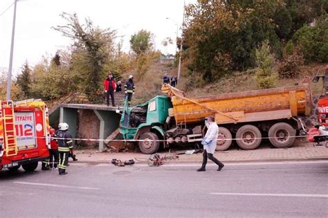 İzmit te korkunç kaza Rampa inişinde merdivene çarpan kamyonun