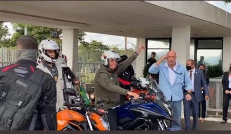 No Dia Das M Es Bolsonaro Faz Passeio De Moto Apoiadores