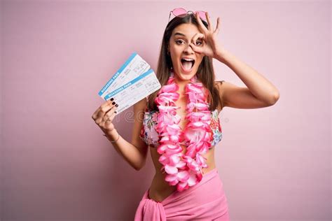 Jovem Linda Turista De Férias Usando Bikini E Lei Hawaiana Segurando Cartão De Embarque