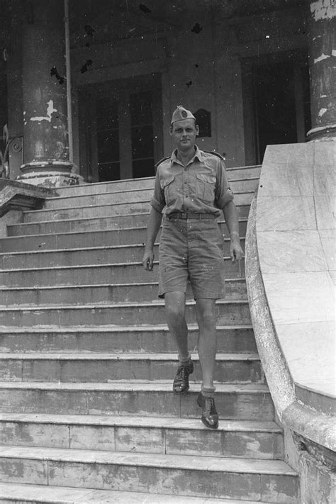 Officier Poseert Op De Trappen Van Een Bordes Van Het Paleis Van De Gouverneur G Bestanddeelnr