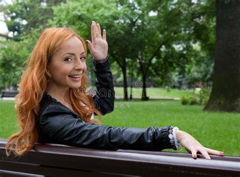 Belle Femme Blonde S Asseyant Sur Le Banc Image Stock Image Du Blonde Fille 56070221