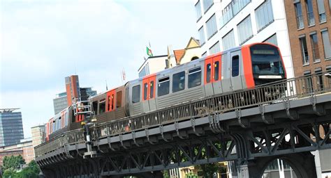 Hamburg Mann stürzt auf Gleise dann nähert sich U Bahn moin de