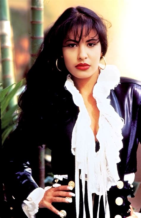 20 Of Selena Quintanilla S Iconic Outfits Artofit