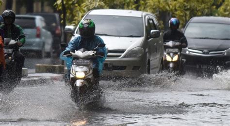 Musim Hujan Datang Ini Tips Berkendara Sepeda Motor Agar Tetap Aman