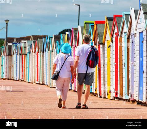 Uk Tempo Colorate Capanne Di Spiaggia Accanto Al Mare All Inizio Dell