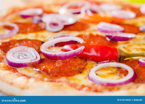 Pizza Con La Cebolla Roja La Salchicha Y Los Salchichones Foto De