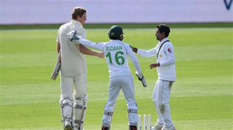 ENG v PAK | Zak Crawley falls on 267; Pakistan players applaud ...