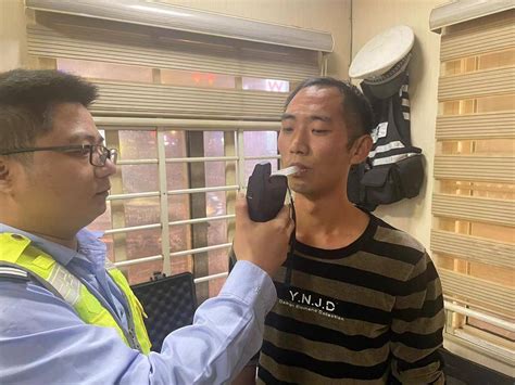 男子酒后一路推着车走 交警拦停：危险，不要效仿 行为 在线 便民