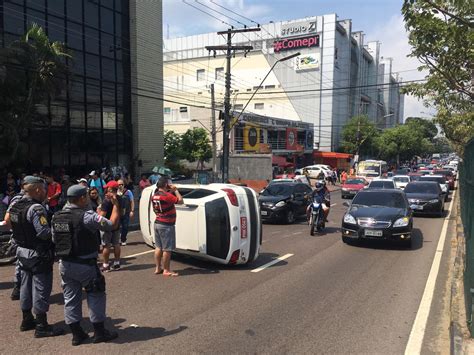 Carro Capota Na Avenida Djalma Batista E Deixa Tr Nsito Lento