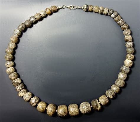 Collier N Olithique De Perles D Os De Mammouth Longueur Catawiki