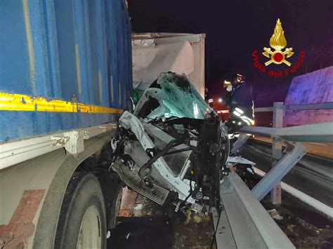 Scontro Tra Camion In A Autista Resta Incastrato Tra Le Lamiere