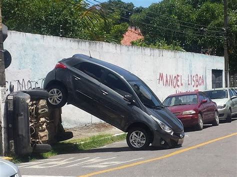 G1 Motorista perde controle ao dar ré e atropela outro carro no