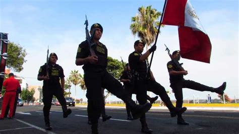 Izamiento de la bandera nacional en el malecón Grau contó con la