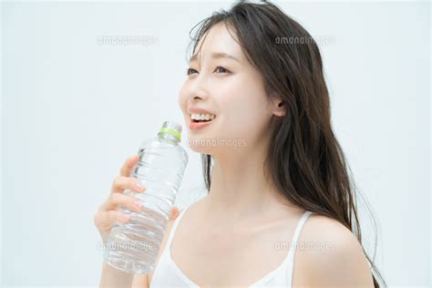 水を飲む女性の写真素材 [fyi07526842] ストックフォトの Qlean Market