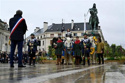 Fêtes johanniques 2024 émotion et pluie pour la chevauchée de Jeanne