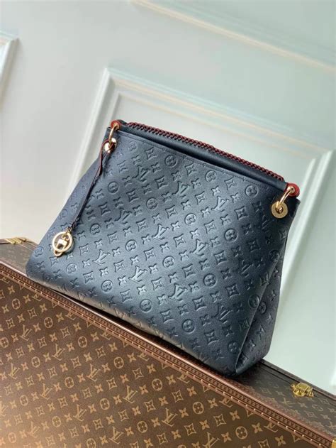 US 416 00 Louis Vuitton Artsy Navy Leather Handbag