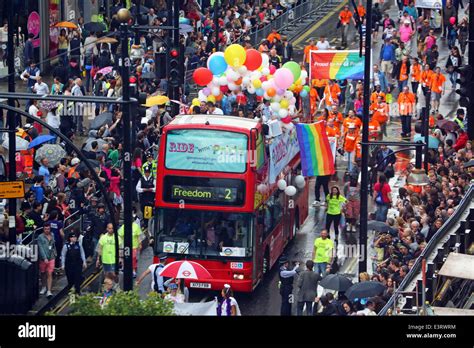 Bus pride parade fotografías e imágenes de alta resolución Alamy