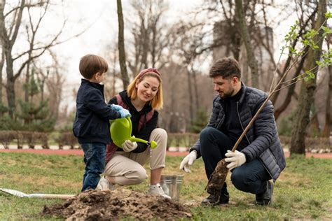 Fam Lia Plantando Juntos Ao Ar Livre Foto Gr Tis