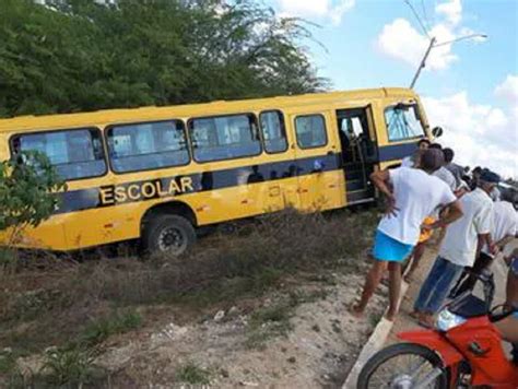 Ônibus escolar transportando crianças tomba ao cair em ribanceira em