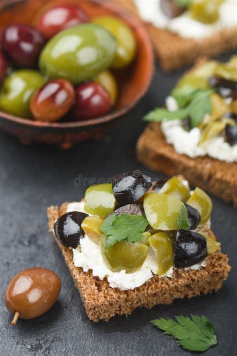 Canape De La Tostada Del Pan De Rye Con Las Aceitunas De Kalamata