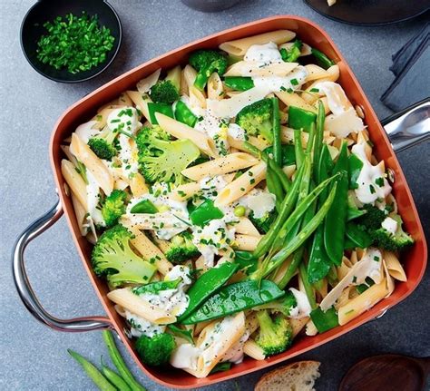 Pasta pluma integral con pimiento de color y brócoli de 144 2 Kcal