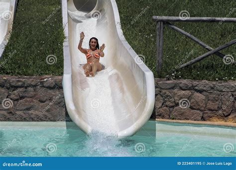 Chica En Bikini Divirti Ndose Cuando Cae Por El Tobog N De Agua En El Parque Acu Tico Imagen De
