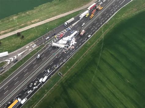 Camion Si Ribalta In A E Perde Il Carico Casello Chiuso Giornale Di