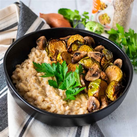 Risotto dorge aux choux de Bruxelles et champignons rôtis