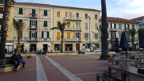 Albenga Lite Finisce A Colpi Di Bottiglia In Piazza Del Popolo