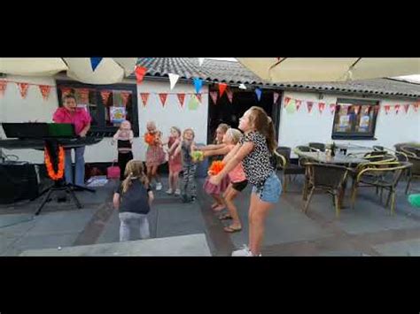 Een Dansje Samen Met De Kinderen Op Het Buurtfeest Youtube