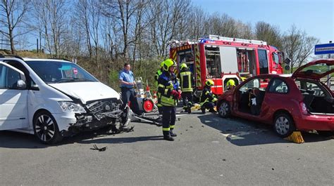 Nissan Fahrer Nach Unfall Auf Der B92 Im Auto Eingeklemmt