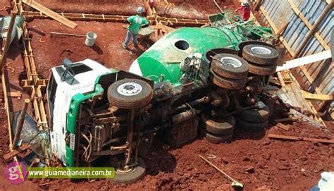 Medianeira Caminhão de concreto tomba em obra no centro Guia Medianeira