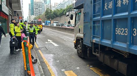 油麻地男途人捱貨車撞 重創昏迷送院 警拘司機涉危駕 星島日報