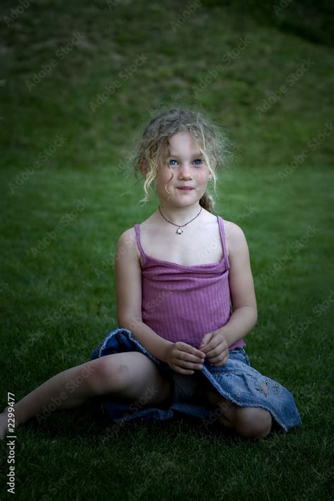 Fille Assise En Tailleur Photos Adobe Stock