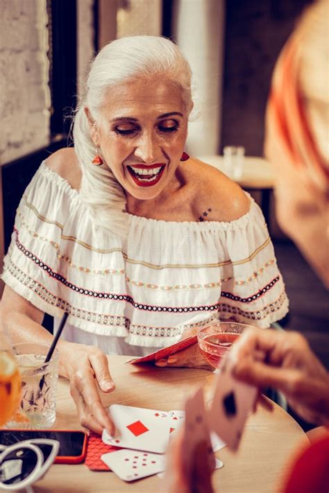 Sluit Omhoog Van Een Vrolijke Hogere Vrouw In Grijze Trui Stock Foto