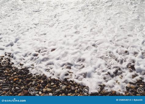 Espuma Marinha Das Ondas E Seixos Na Costa Foto De Stock Imagem De