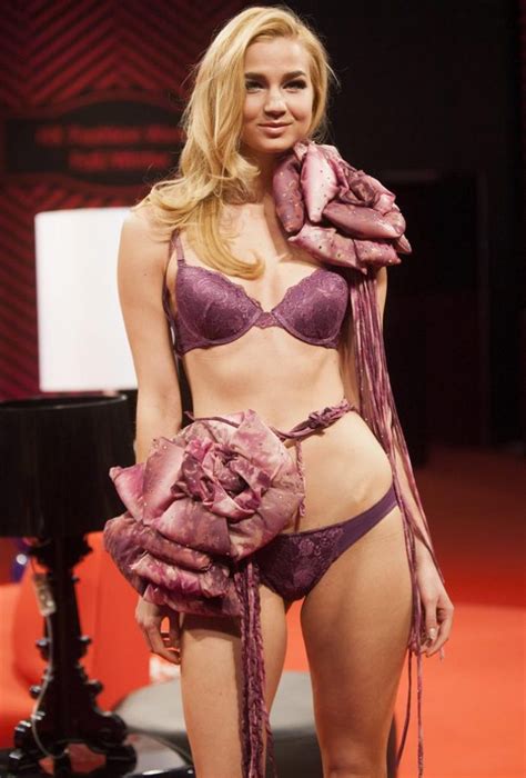 Semana De Moda De Hong Kong Tem Ballet E Desfile De Lingerie Jovem Pan