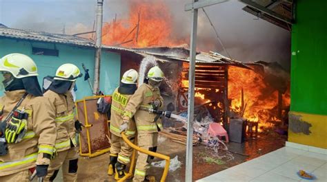 Ada Warga Terluka Saat Kebakaran Di Permukiman Padat Pademangan Jakarta