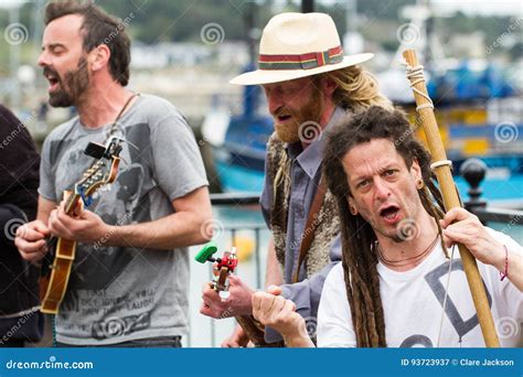 Singing Protesting Buskers editorial photography. Image of festival ...