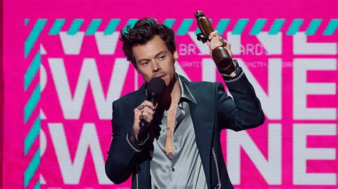 Harry Styles remporte gros aux BRIT Awards et dédie un prix aux