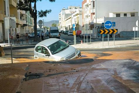 Carro é engolido por rotunda recém contruída em Faro vídeo Postal