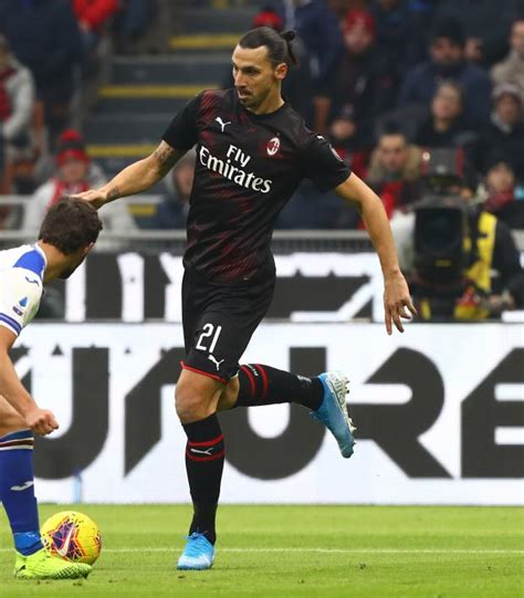 Zlatan Ibrahimovic Given Thunderous Ovation During AC Milan Debut 2020