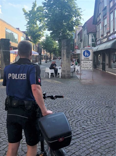 POL ROW Ersthelfer An Der Unfallstelle Beeindrucken Zevener Polizei