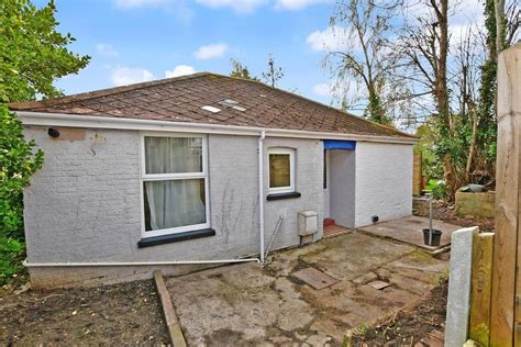 Park Road Cowes Isle Of Wight 2 Bed Detached Bungalow £160 000