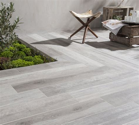 Du Carrelage Gris Effet Bois Pour La Terrasse Leroy Merlin