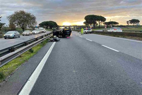 Incidente A Pomezia Auto Finisce Ribaltata Strada Chiusa Foto