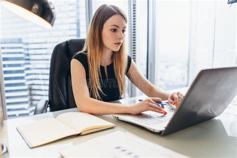 Mujer Joven Que Trabaja En El Ordenador Port Til Que Estudia Datos