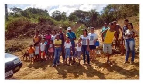 Alunos de colégio particular de Salvador entregam presentes para