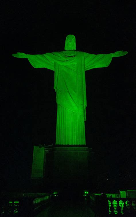 Cristo Redentor Iluminado De Verde Para Alertar Sobre Doen A Rara